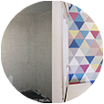 Antes-después 3 de la pared pintada con triángulos multicolores del vertedero esta lleno de Picassos
